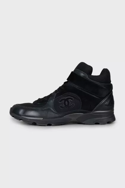 Low boots with brand logo