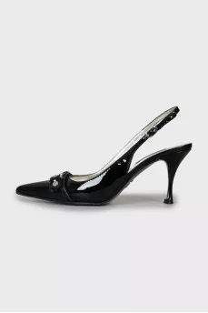 Patent leather shoes with logo