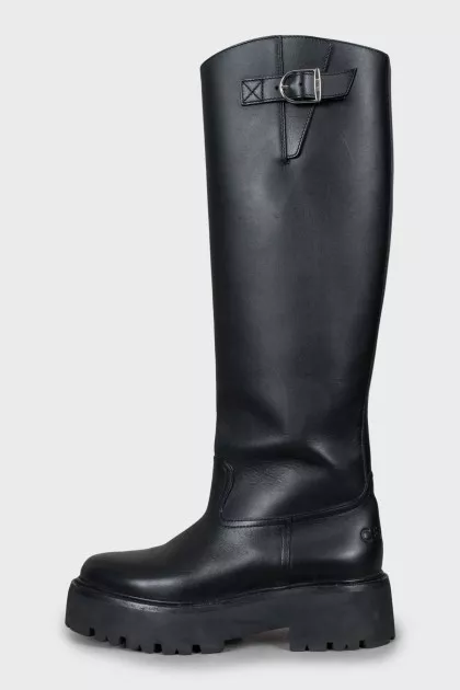 Leather boots with a textured sole