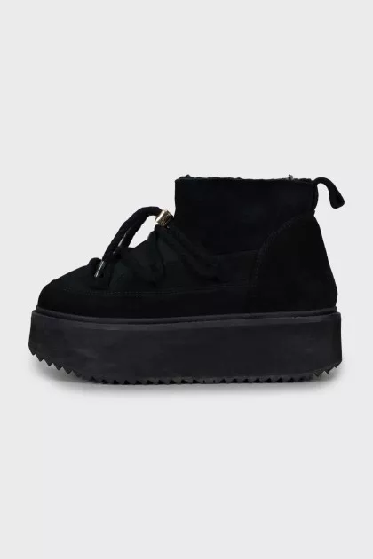 Insulated suede ugg boots with laces