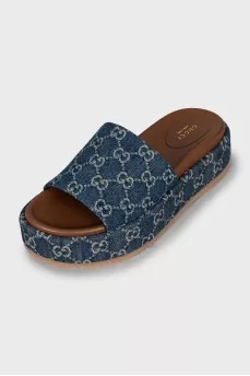 Chunky flip flops in signature print