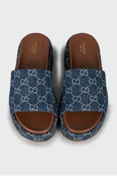 Chunky flip flops in signature print