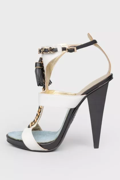 Sandals combined with chains