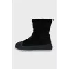 Insulated boots with logo on the toes
