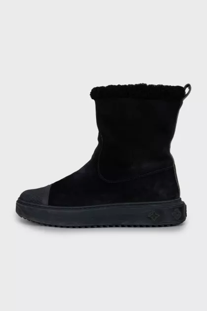 Insulated boots with logo on the toes