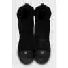 Insulated boots with logo on the toes