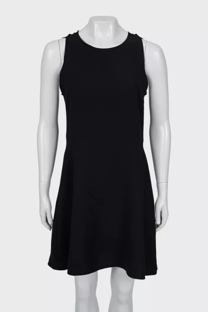 Fitted dress with back decoration
