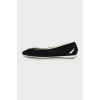 Suede ballet flats decorated with a bow