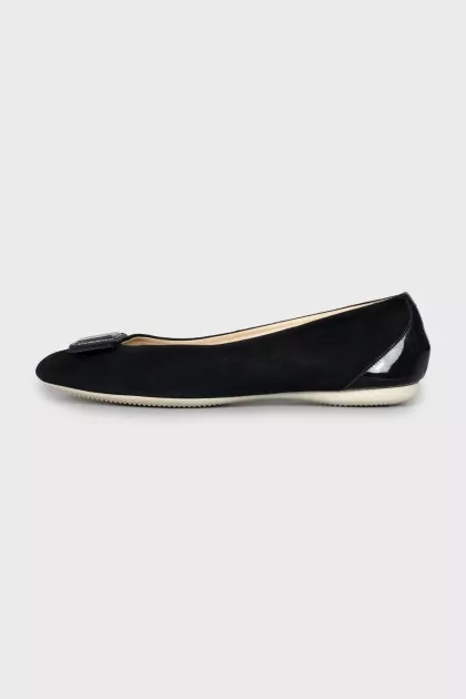 Suede ballet flats decorated with a bow