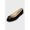 Suede ballet flats decorated with a bow