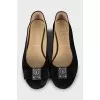 Suede ballet flats decorated with a bow