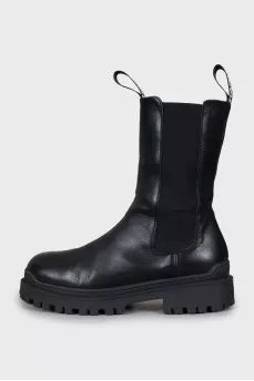 Leather boots decorated with logo