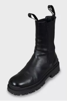 Leather boots decorated with logo