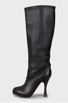 Leather boots with a figured heel