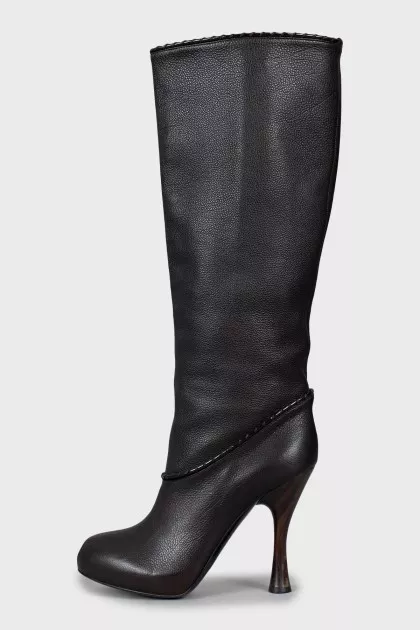 Leather boots with a figured heel