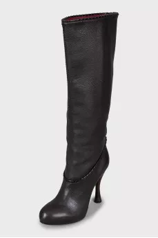 Leather boots with a figured heel