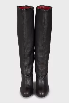 Leather boots with a figured heel