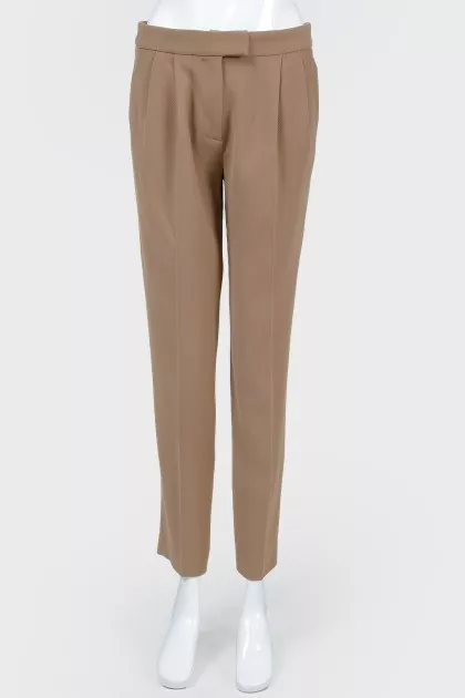 Shortened beige trousers with arrows