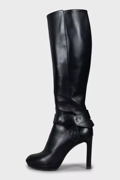 Leather boots decorated with a strap