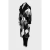 Straight coat in a combined print