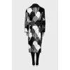 Straight coat in a combined print