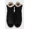 Insulated suede boots with zip