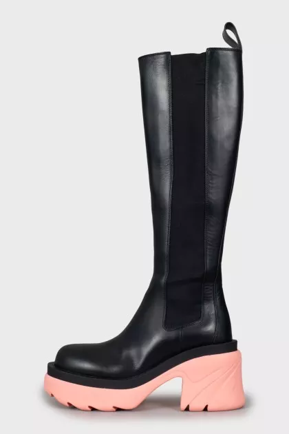 Leather boots with contrasting soles