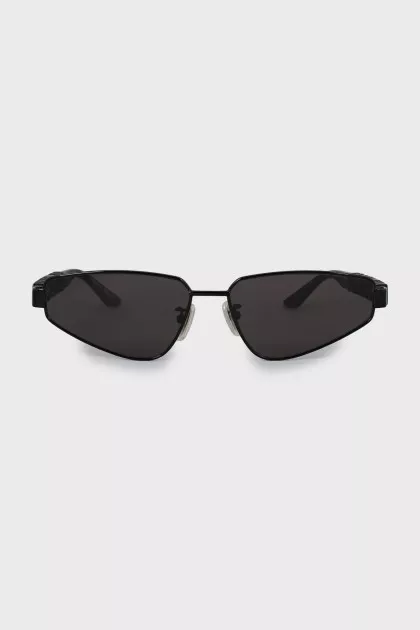 Sunglasses with logo on temples