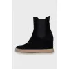 Suede boots with contrasting soles
