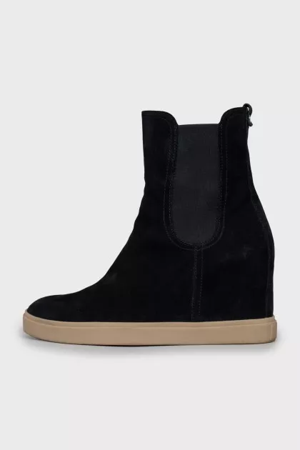 Suede boots with contrasting soles