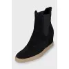 Suede boots with contrasting soles