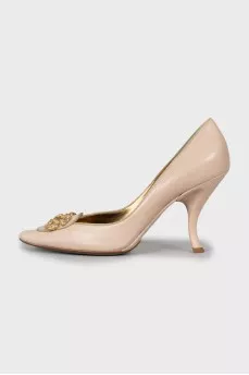 Leather shoes with logo on a figured heel