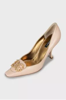Leather shoes with logo on a figured heel