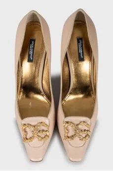 Leather shoes with logo on a figured heel