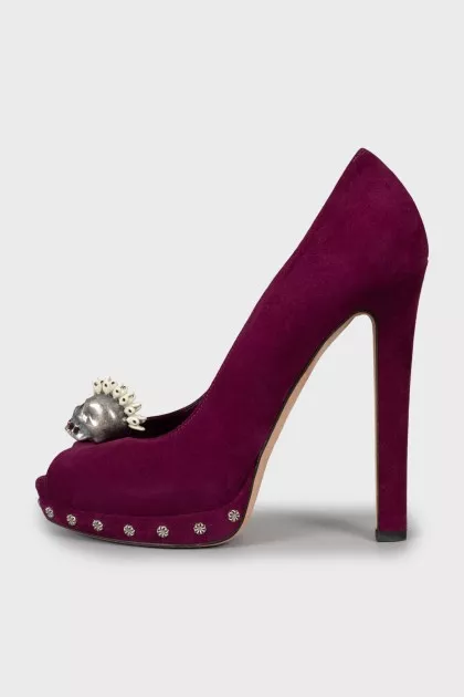 Suede shoes decorated with a skull