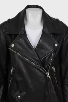 Leather jacket shortened at the back