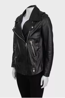 Leather jacket shortened at the back