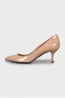 Beige patent leather pumps