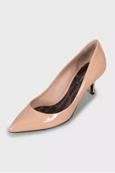 Beige patent leather pumps