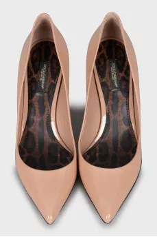 Beige patent leather pumps