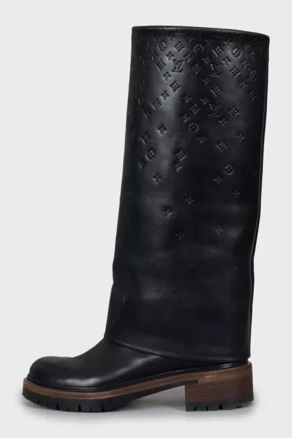 Leather boots with embossed print