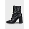 Leather ankle boots with velvet laces