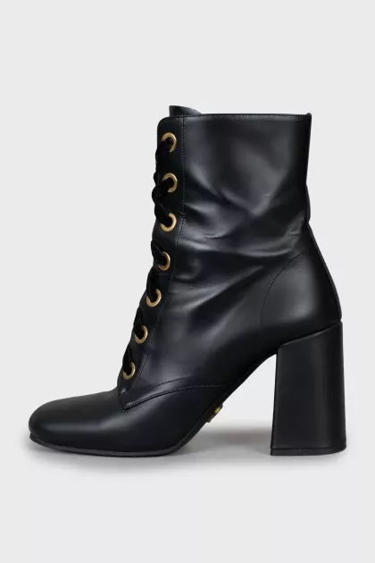 Leather ankle boots with velvet laces