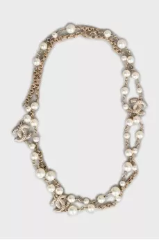 Necklace with artificial pearls