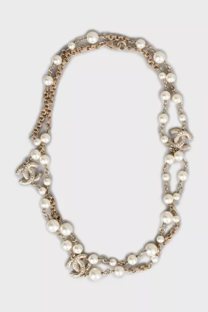 Necklace with artificial pearls