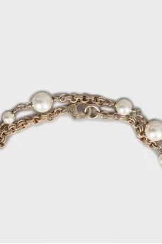 Necklace with artificial pearls
