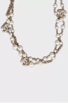 Necklace with artificial pearls