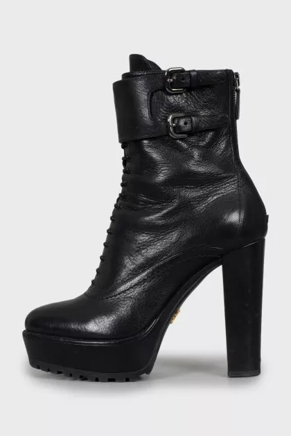 Leather ankle boots decorated with buckles