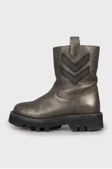 Leather boots with a textured sole