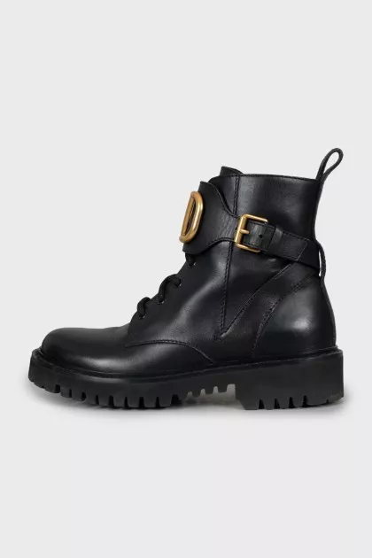 Leather boots with massive logo